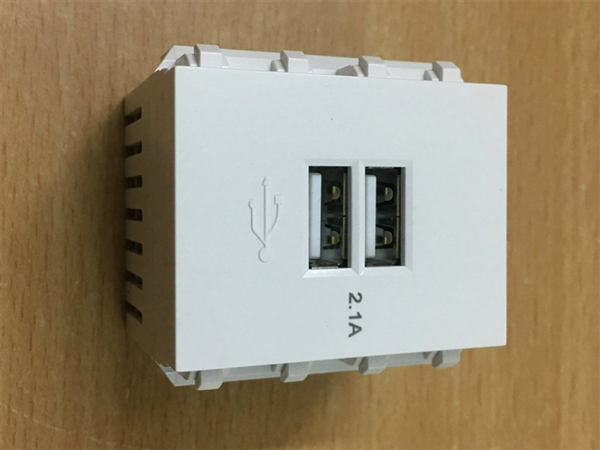 Ổ cắm 2 cổng USB sinoamigo P21-C3A dùng sạc điện thoại máy tính bảng